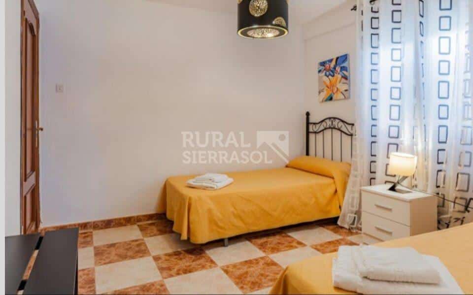 Dormitorio con dos camas individuales de Casa rural en Ronda (Málaga)-3787
