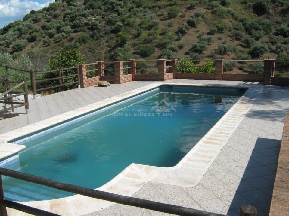 Maravillosa Casa Rural en Riogordo con piscina, aire acondicionado y barbacoa - Imagen 2