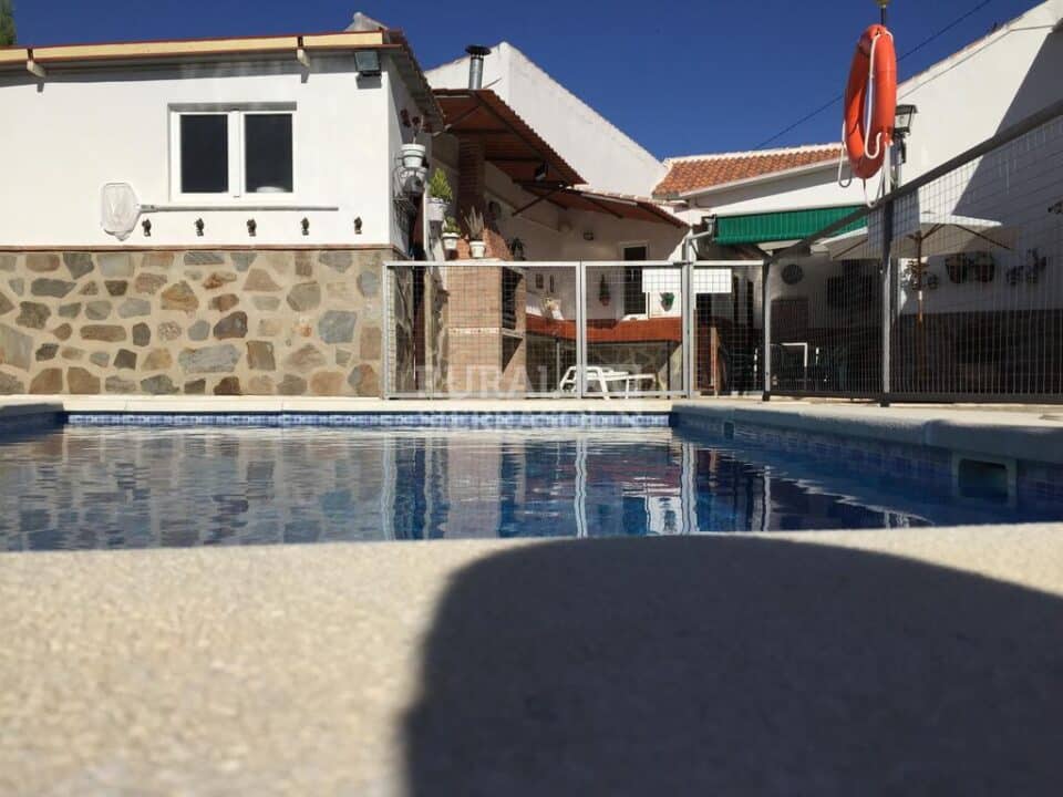 Piscina y fachada de Casa rural en Villanueva de Algaidas (Málaga)-3419