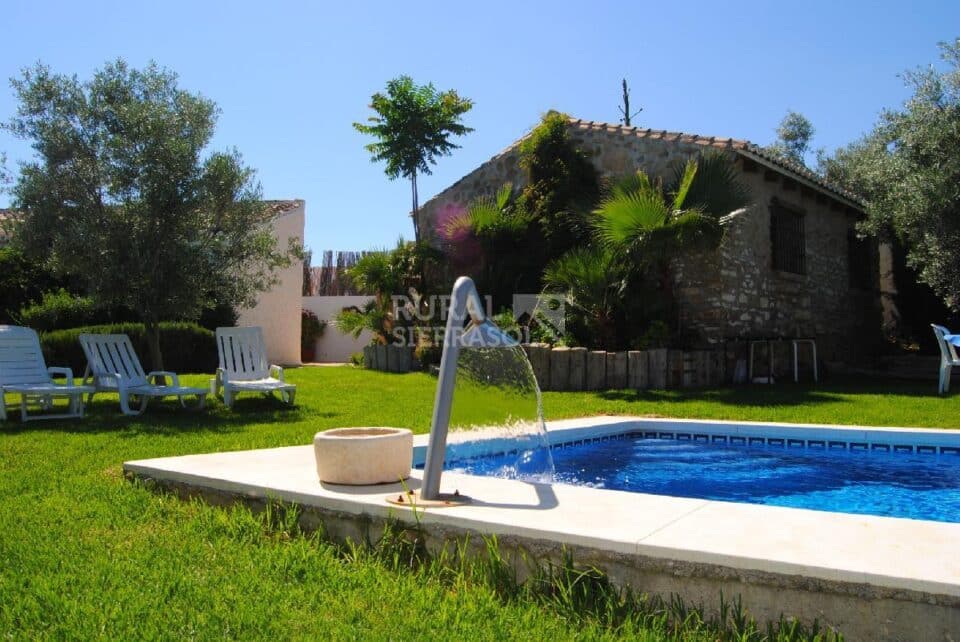 Piscina, jardín y fachada de Casa rural en Antequera (Málaga)-3421