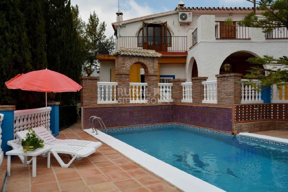 Piscina y fachada de Casa rural en Alcaucín (Málaga)-3698