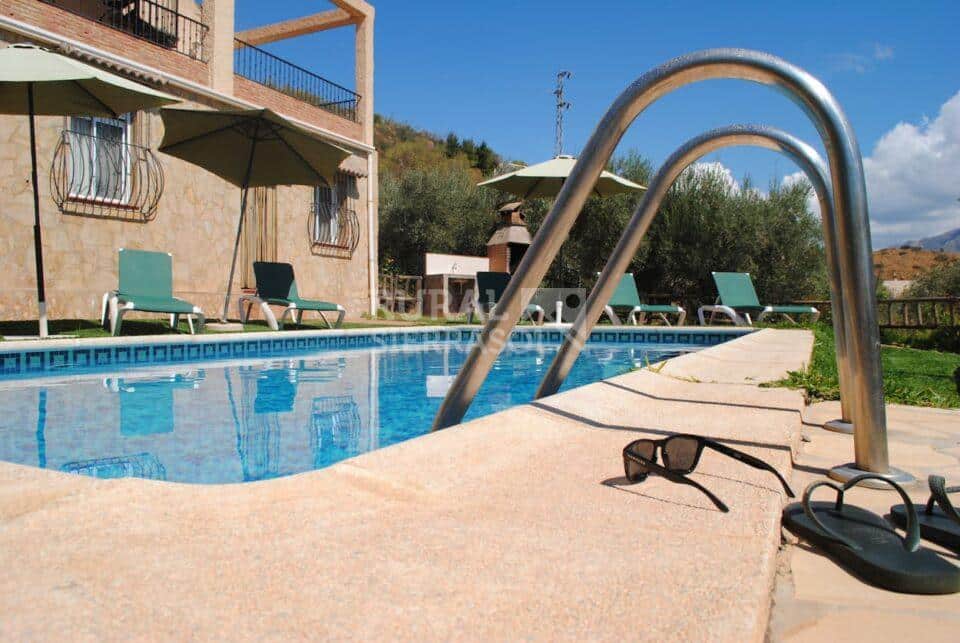 Piscina en verano de casa rural en Periana (referencia 1003)