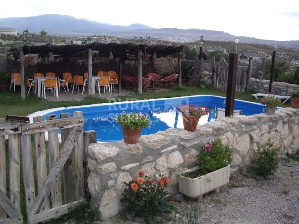 Amplia casa cueva en Baza, con piscina, barbacoa y wifi - Imagen 2