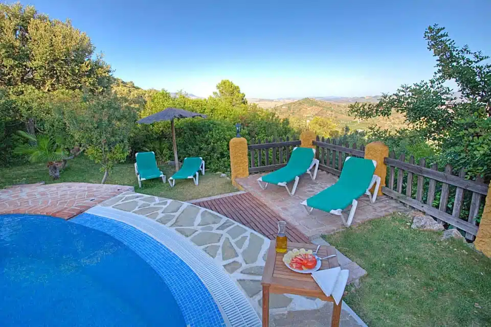 Piscina y hamacas de Casa rural en El Chorro - Álora (Málaga)- 2669