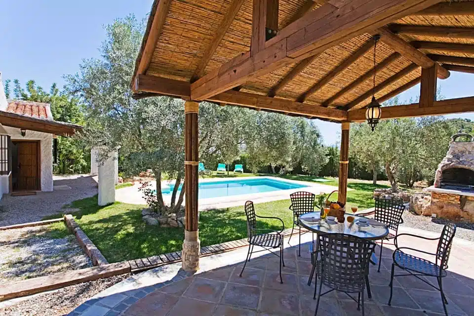 Porche, jardín y piscina de Casa rural en El Chorro - Álora (Málaga)-3368