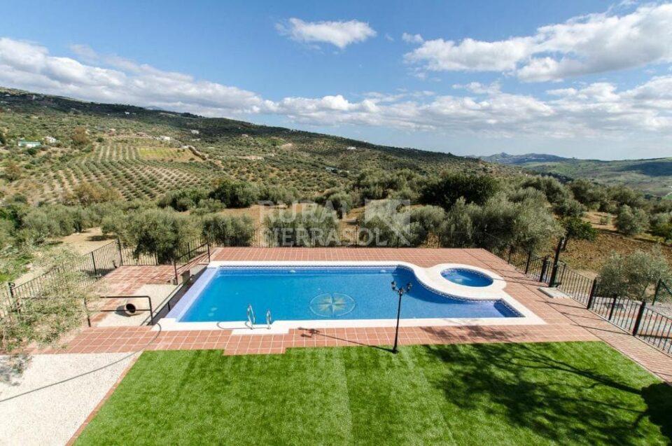 Piscina y entorno de Casa rural en Periana (Málaga)-3307