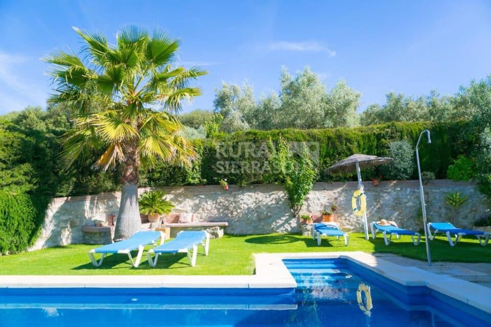 Esplendida Casa Rural al sur del Torcal de Antequera, con piscina rodeada de césped y barbacoa - Imagen 2