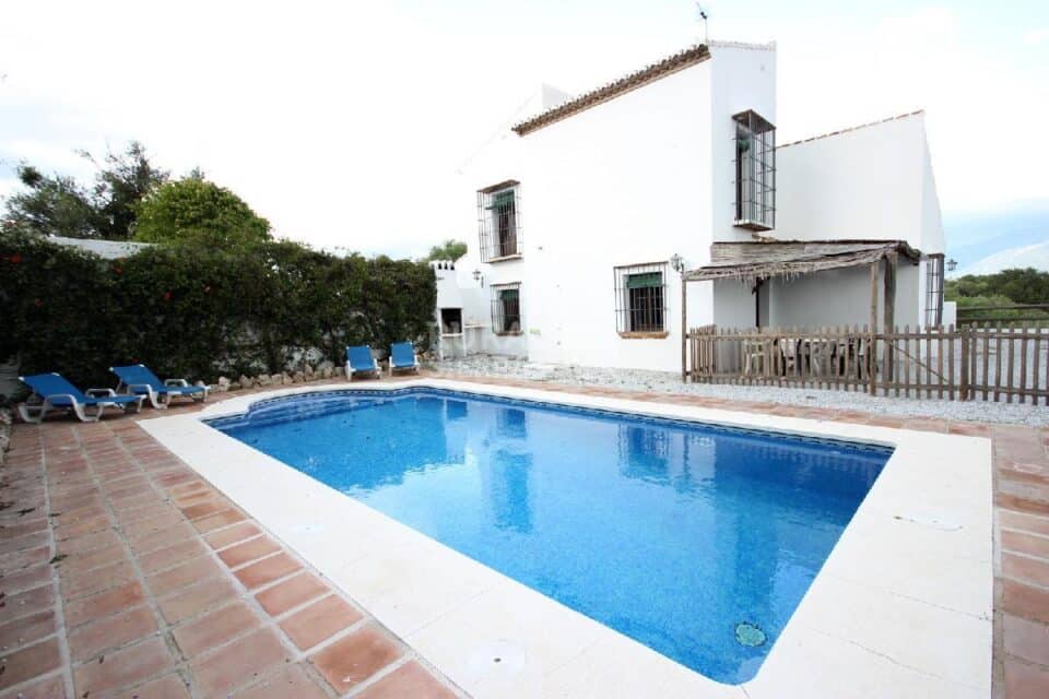 Casa Rural en Viñuela con bonitas vistas, piscina y wi-fi - Imagen 2