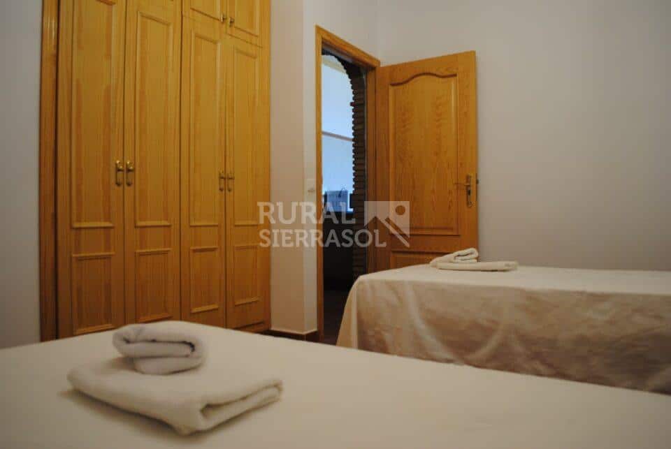 Armario de dormitorio de 2 de casa rural en Periana (referencia 1003)