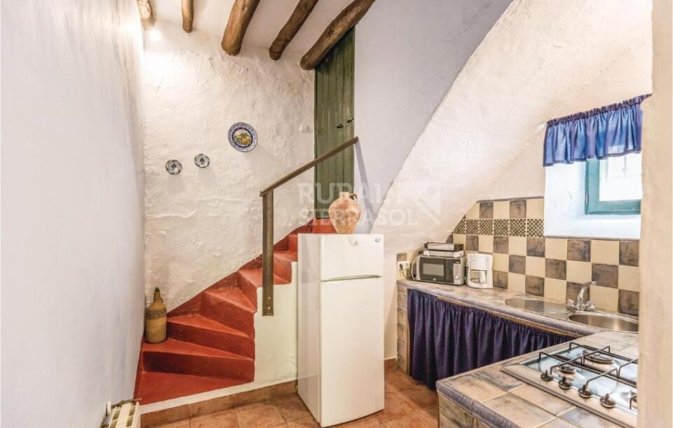 Cocina y escalera de Casa rural en Cuevas del Becerro (Málaga)-1091