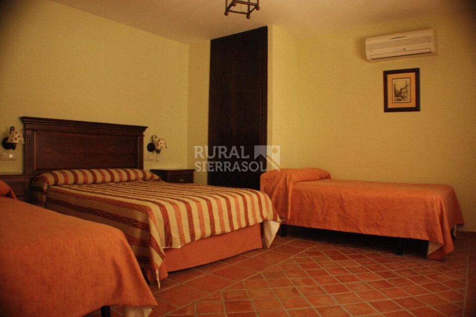 Acogedora Casa Rural de alquiler por habitaciones en Colomera - Imagen 35