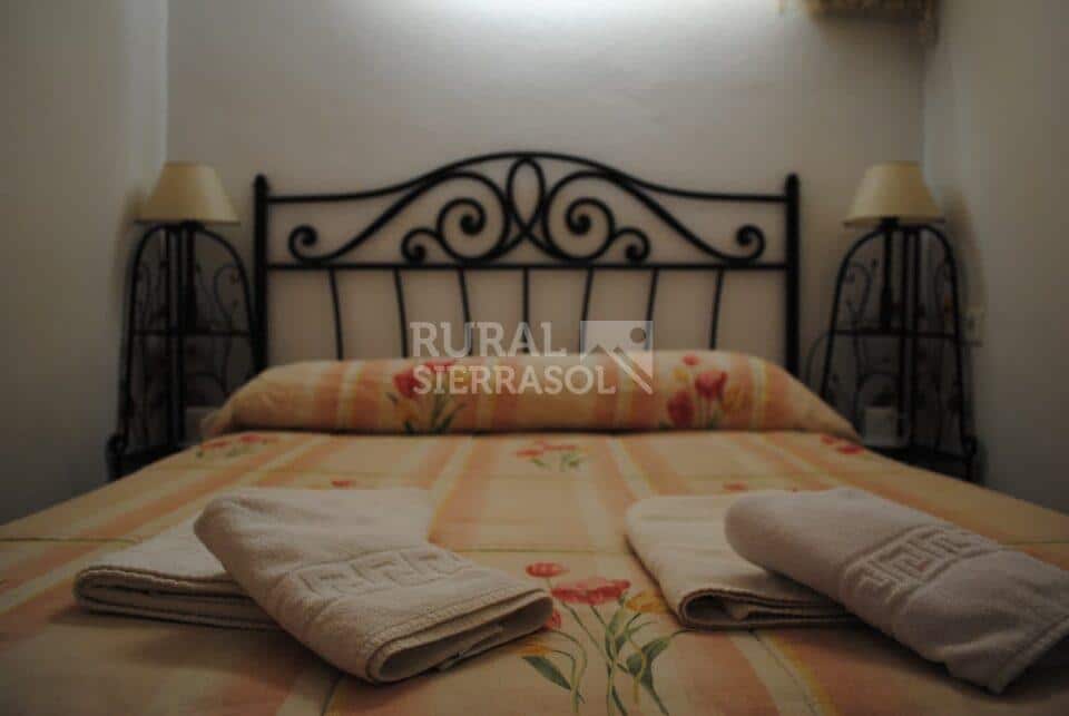 Cama de dormitorio bajo tierra de casa rural en Periana (referencia 1003)