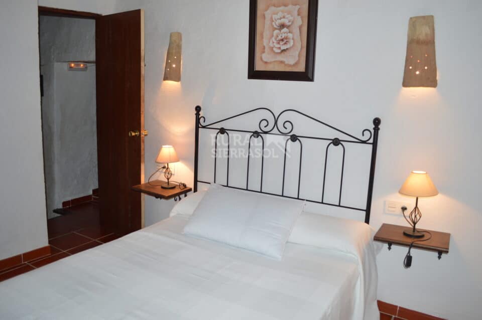 Habitación con cama doble de Casa rural en Alfarnatejo (Málaga)-1100