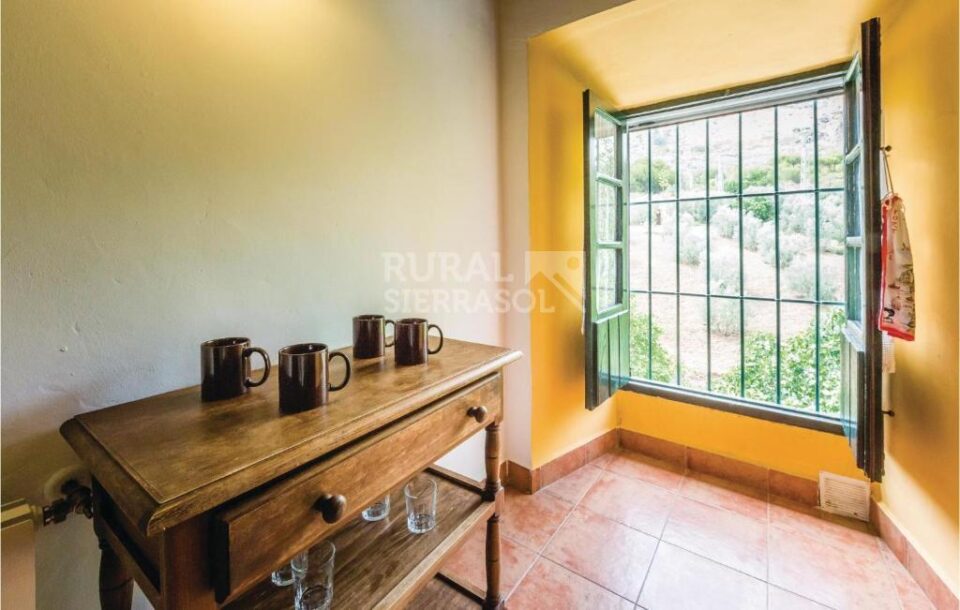 Mesa y ventana de cocina en Casa rural en Cuevas del Becerro (Málaga)-1091