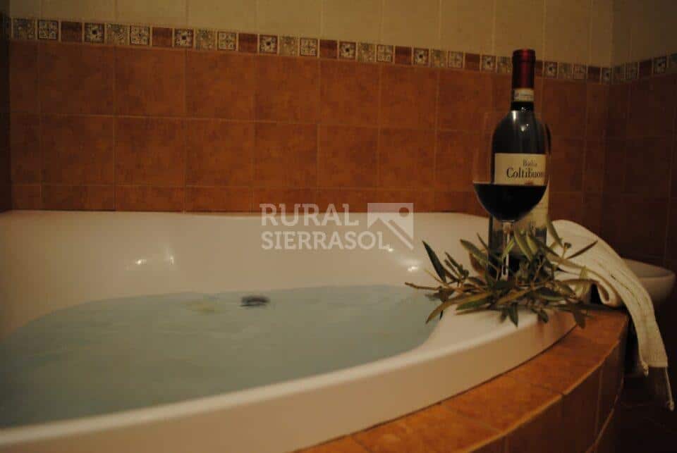 Bañera hidromasaje de casa rural en Periana (referencia 1003)