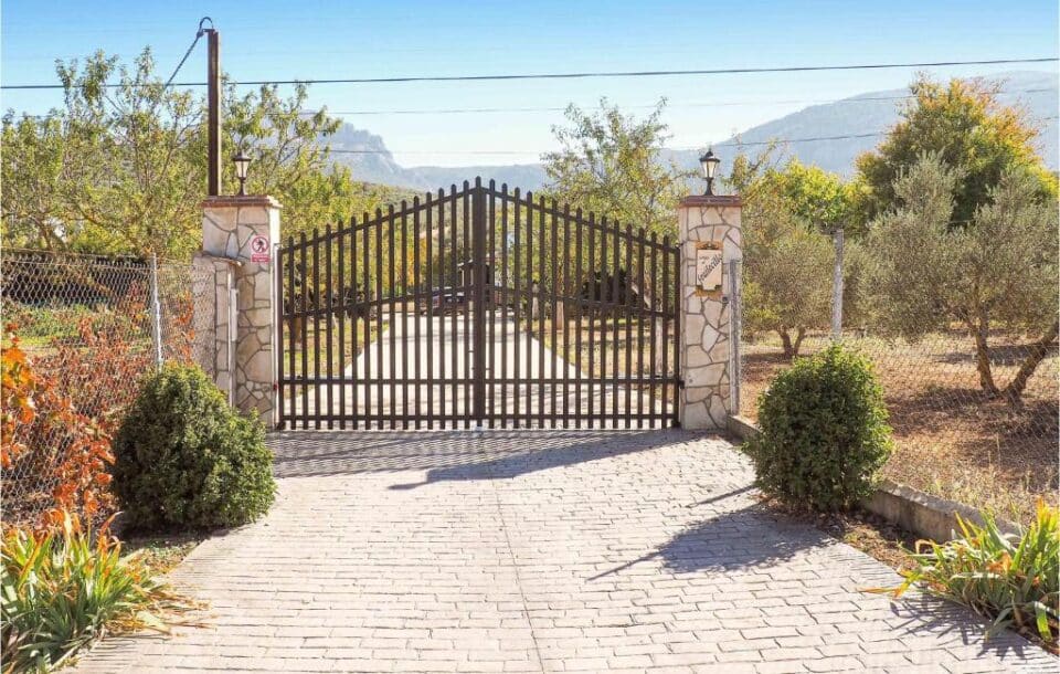 Preciosa Casa Rural en Villanueva del Trabuco, con piscina y chimenea - Imagen 5
