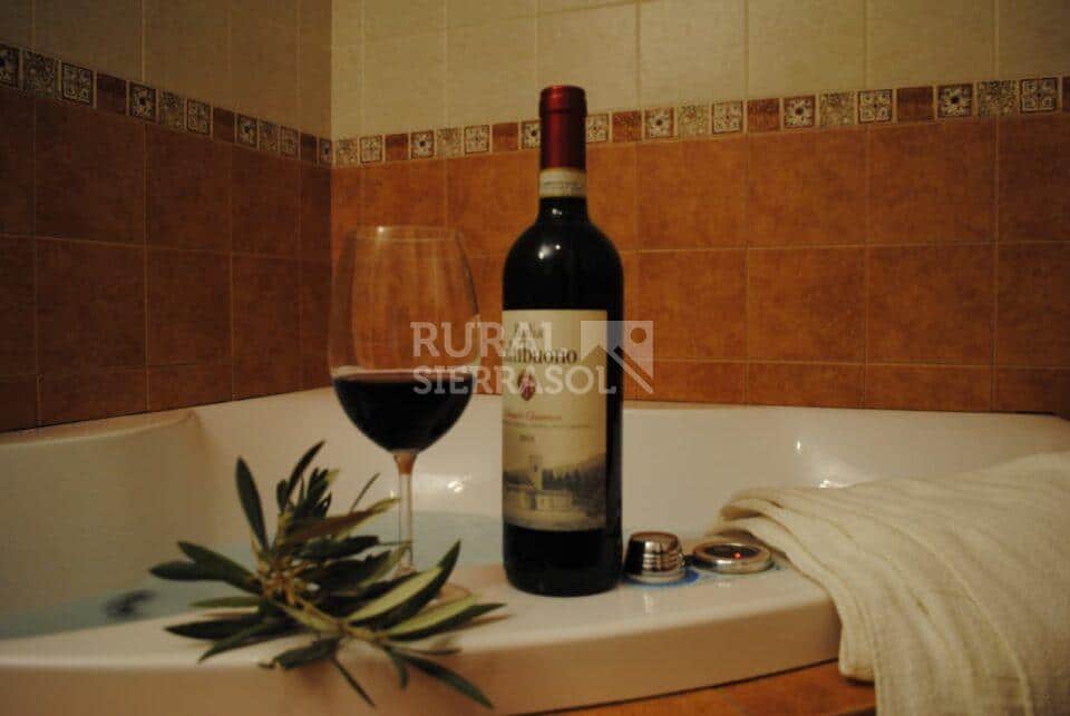 Bañera hidromasaje con vino de casa rural en Periana (referencia 1003)