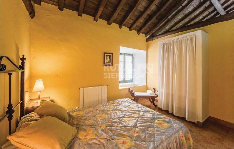 Dormitorio con cama doble en Casa rural en Cuevas del Becerro (Málaga)-1091
