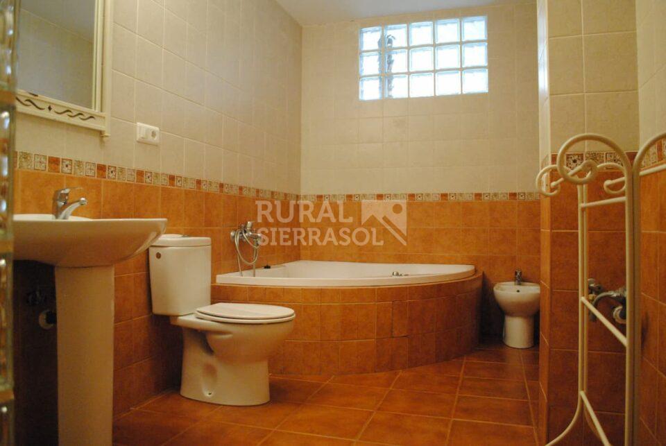 Baño con bañera hidromasaje de casa rural en Periana (referencia 1003)
