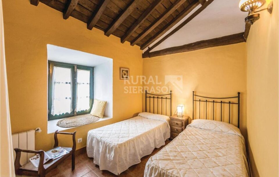 Dormitorio con dos camas individuales en Casa rural en Cuevas del Becerro (Málaga)-1091