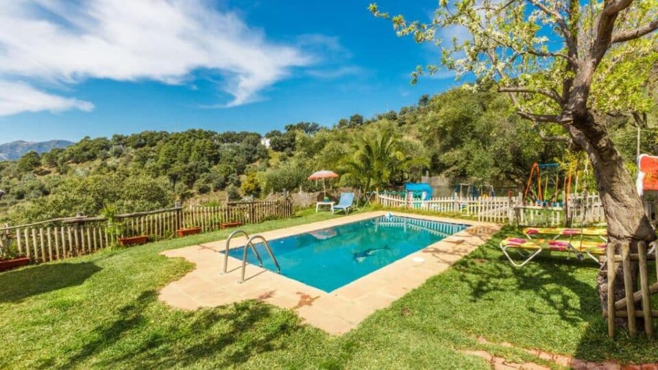 Preciosa Casa Rural en Jubrique, con amplio jardín y parque infantil - Imagen 2
