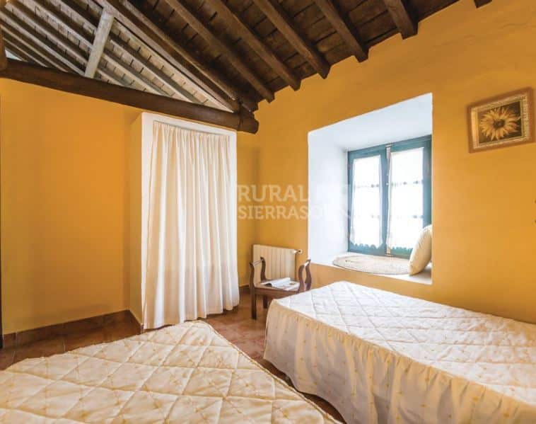 Habitación con dos camas individuales en Casa rural en Cuevas del Becerro (Málaga)-1091