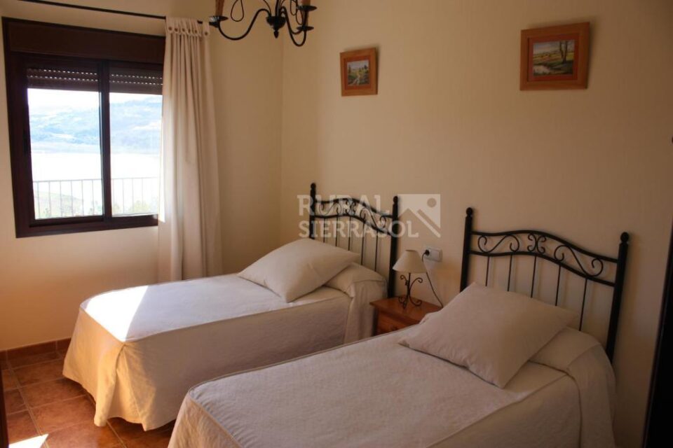 Conjunto de siete Casas Rurales junto al Lago de La Viñuela - Imagen 29