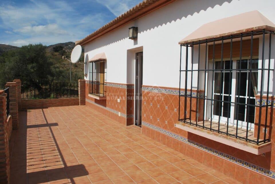 Maravillosa Casa Rural en Riogordo con piscina, aire acondicionado y barbacoa - Imagen 11