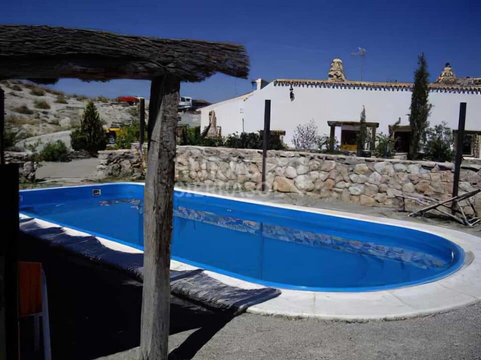 Amplia casa cueva en Baza, con piscina, barbacoa y wifi - Imagen 3