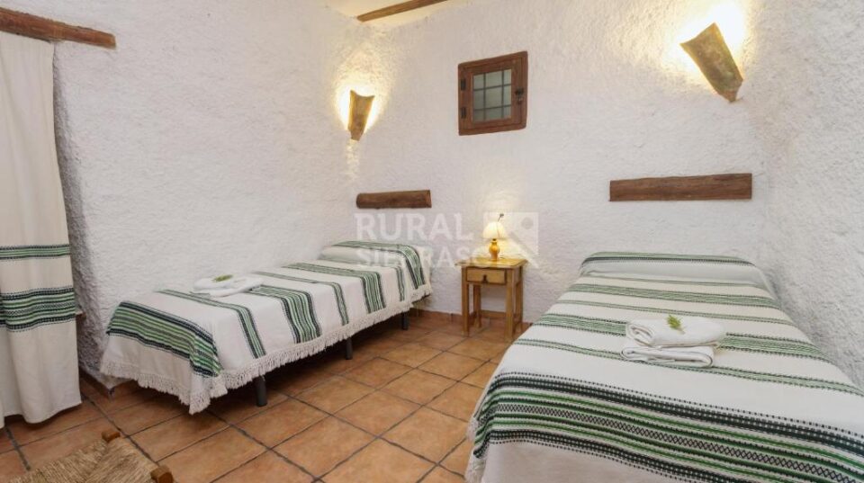 Casa Cueva de estilo rústico en Castilléjar, con chimenea y barbacoa - Imagen 3