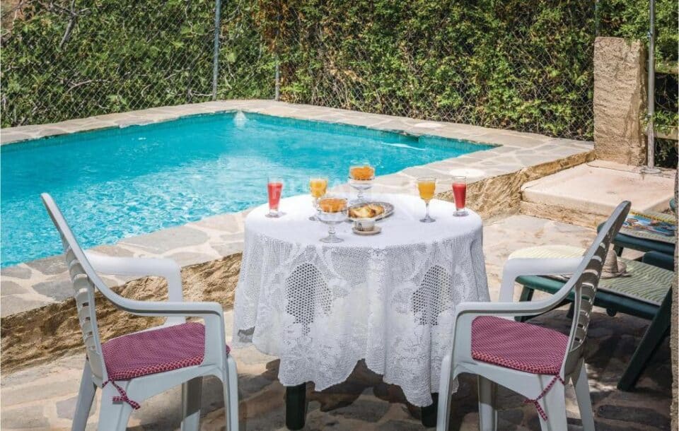 Mesa con aperitivos junto a piscina de Casa rural en Cuevas del Becerro (Málaga)-1091