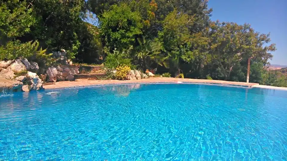 Piscina y jardín de Casa rural en El Chorro - Álora (Málaga)- 2669