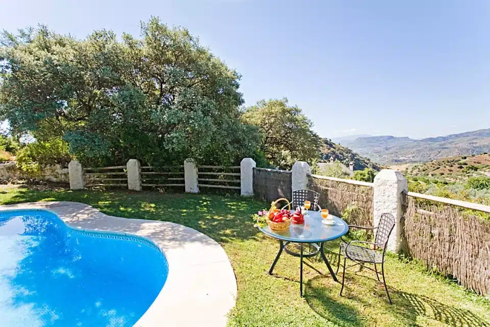 Jardín vallado y piscina de Casa rural en El Chorro - Álora (Málaga)-2853