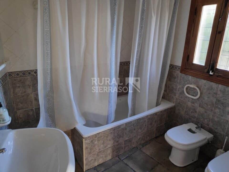 Amplia casa cueva en Baza, con piscina, barbacoa y wifi - Imagen 29