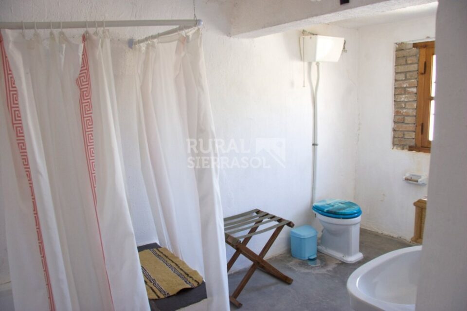 Amplia casa cueva en Baza, con piscina, barbacoa y wifi - Imagen 30