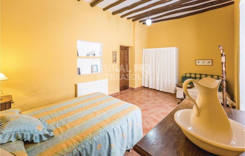 Amplia habitación de Casa rural en Cuevas del Becerro (Málaga)-1091