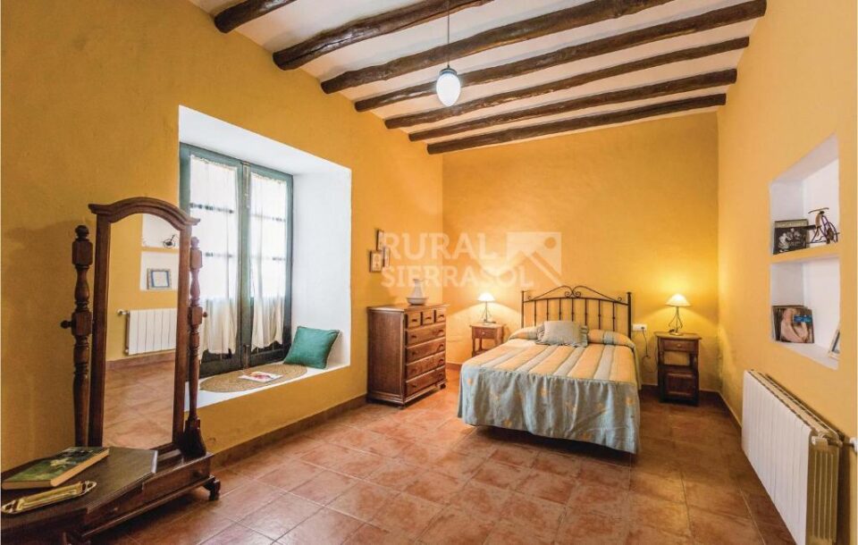 Amplia habitación con cama doble de Casa rural en Cuevas del Becerro (Málaga)-1091