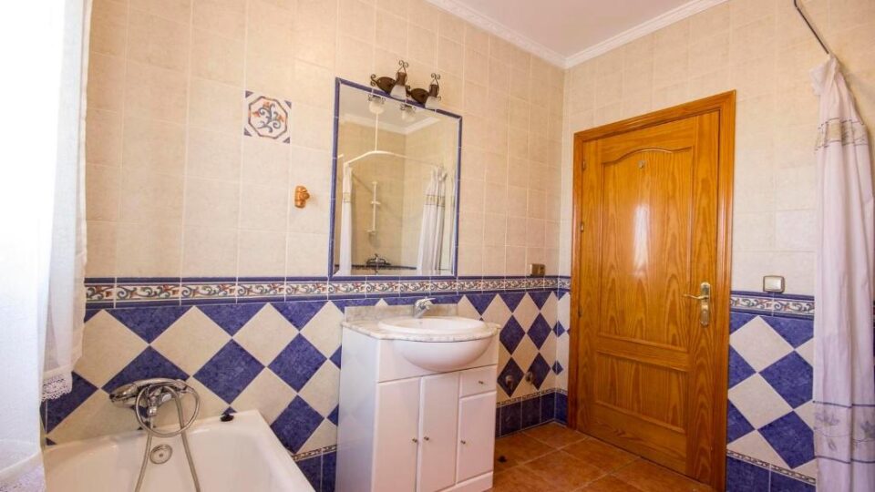 Casa Rural en Sedella, con piscina, barbacoa y wi-fi - Imagen 8