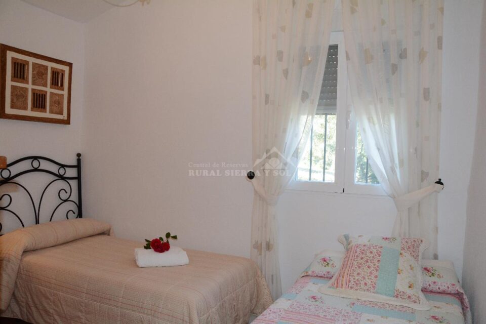 Dormitorio con dos camas de Casa rural en Antequera (Málaga)-3326