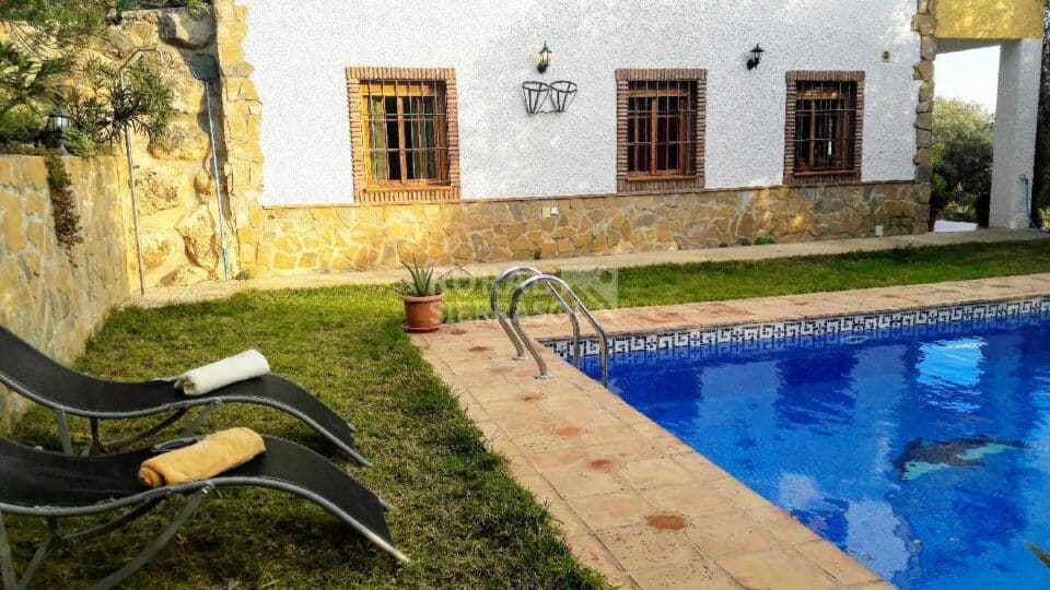 Piscina y jardín con hamacas de Casa rural en Periana (Málaga)-3339