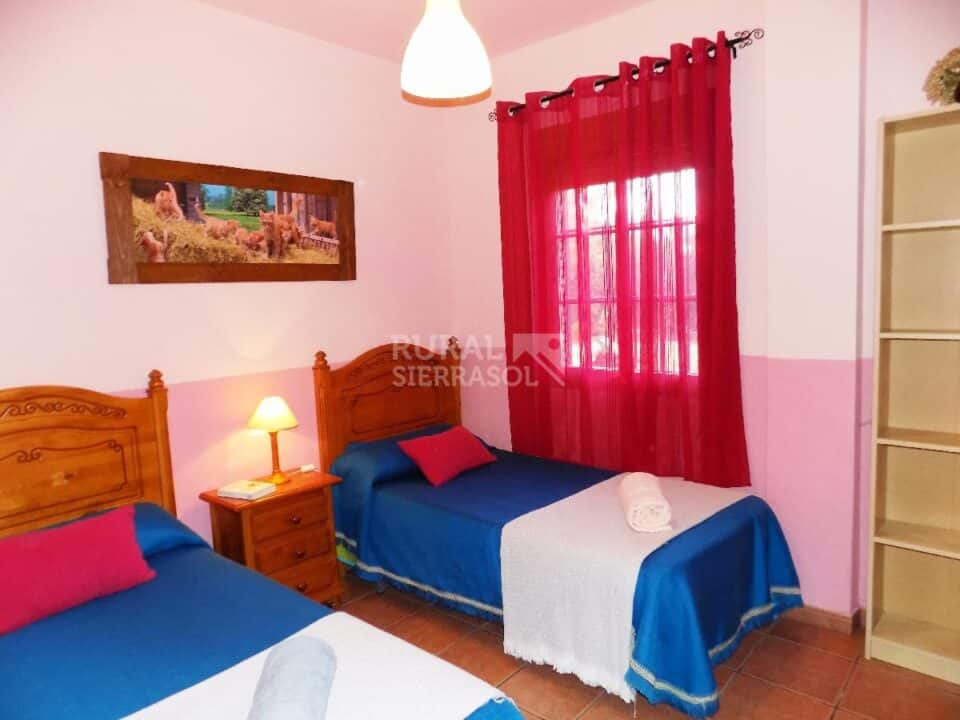 Habitación con dos camas individuales de Casa rural en Periana (Málaga)-3339