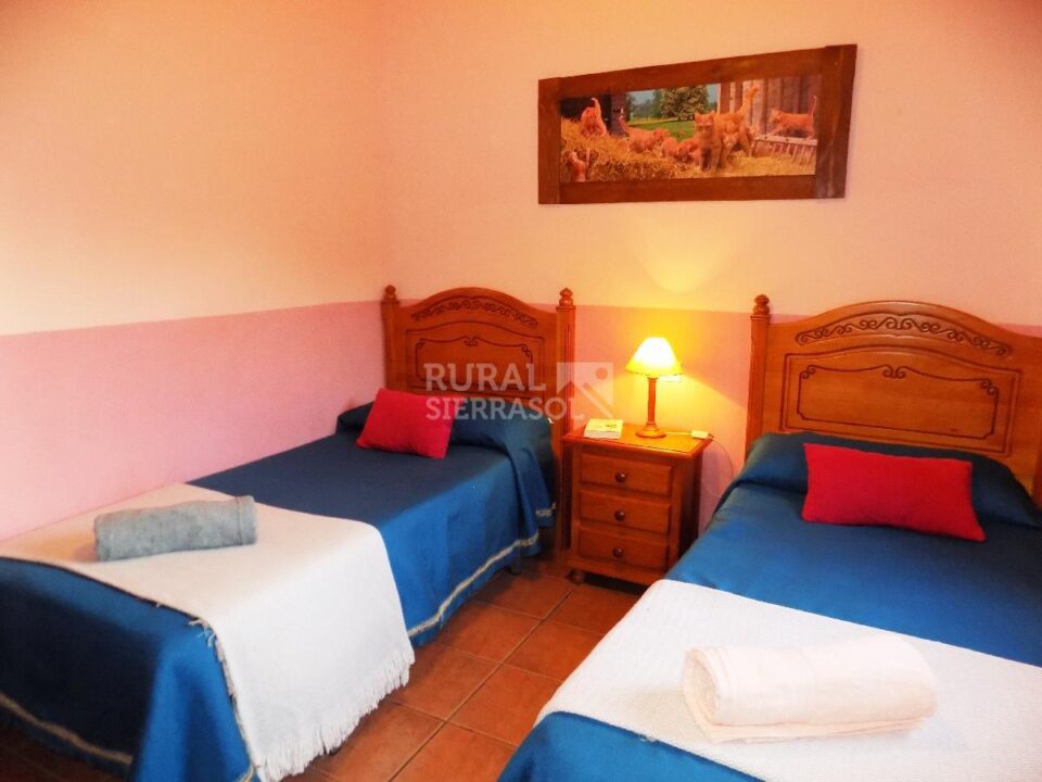 Dormitorio con dos camas individuales de Casa rural en Periana (Málaga)-3339