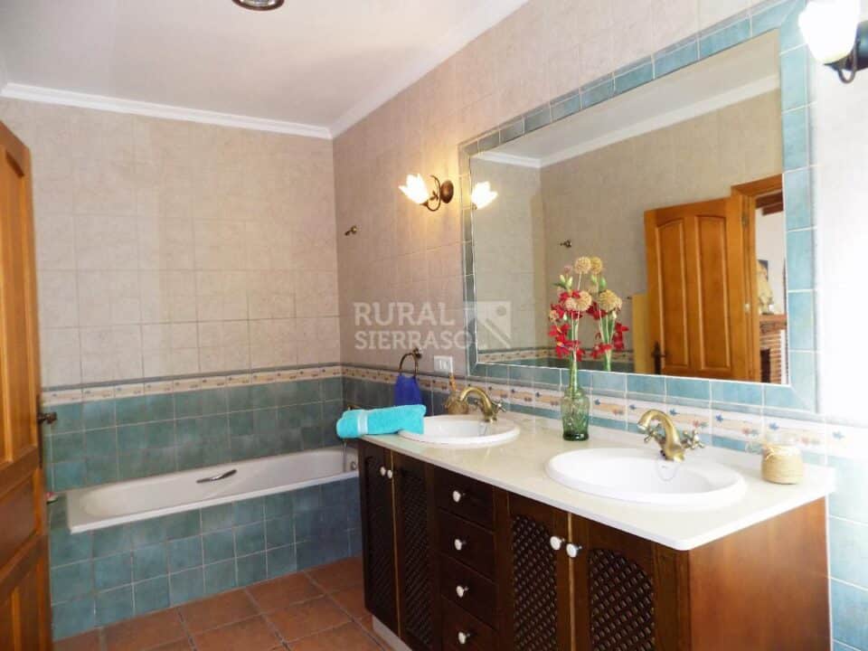 Baño con bañera de Casa rural en Periana (Málaga)-3339