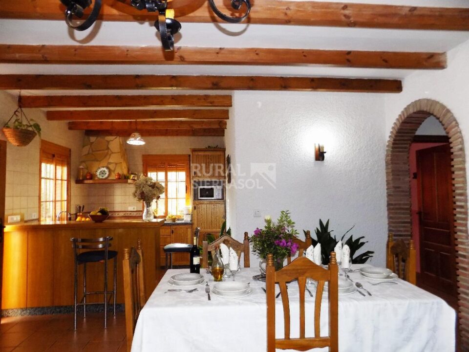 Comedor y cocina de Casa rural en Periana (Málaga)-3339