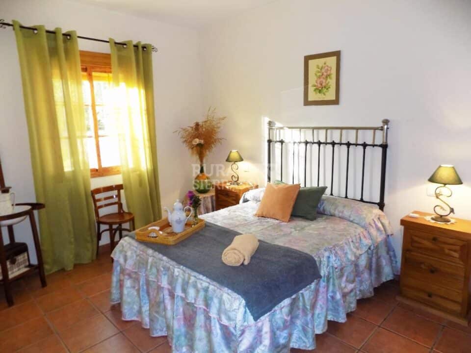 Dormitorio con cama doble de Casa rural en Periana (Málaga)-3339