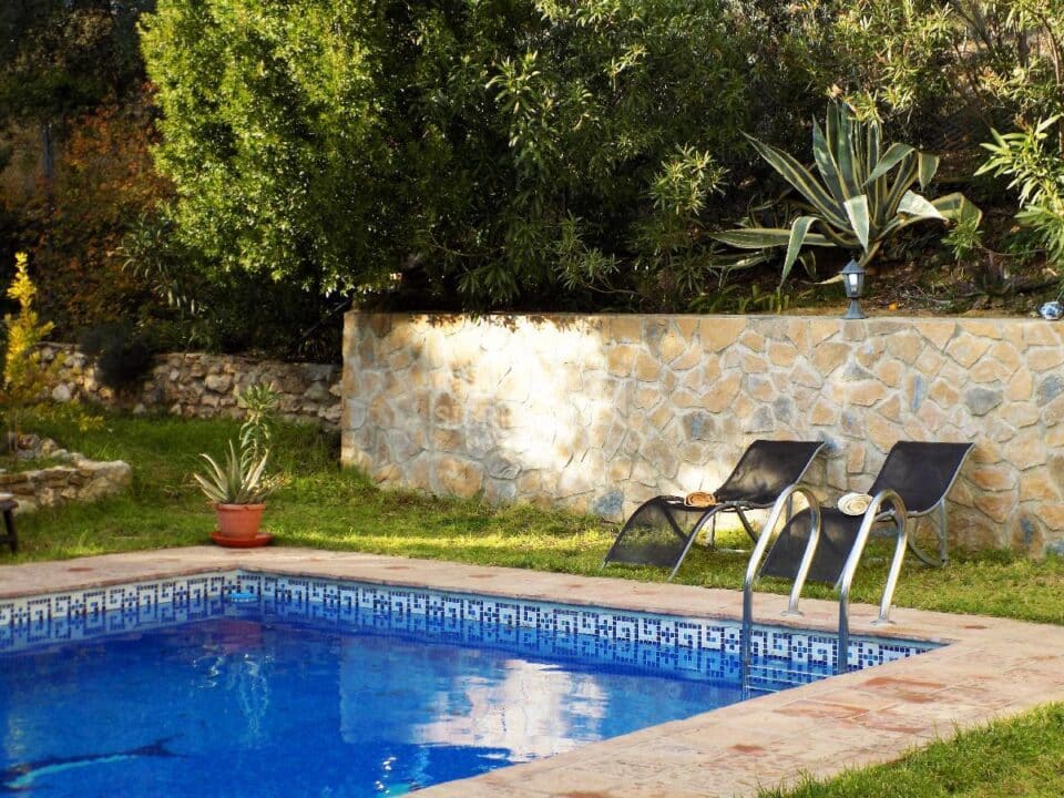 Piscina y hamacas en Casa rural en Periana (Málaga)-3339