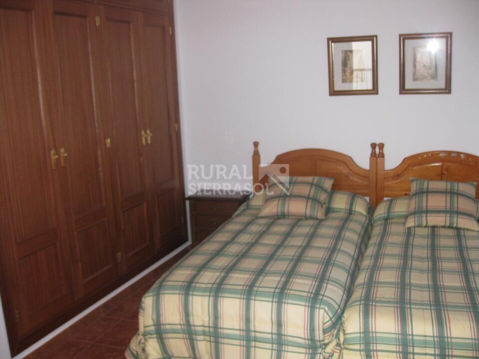 Acogedora Casa Rural en Cuevas del Becerro, con chimenea y calefacción - Imagen 8