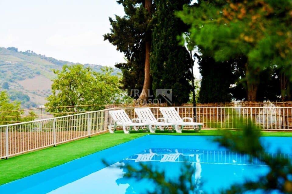 Piscina con hamacas de Casa rural en Alcaucín (Málaga)-3418