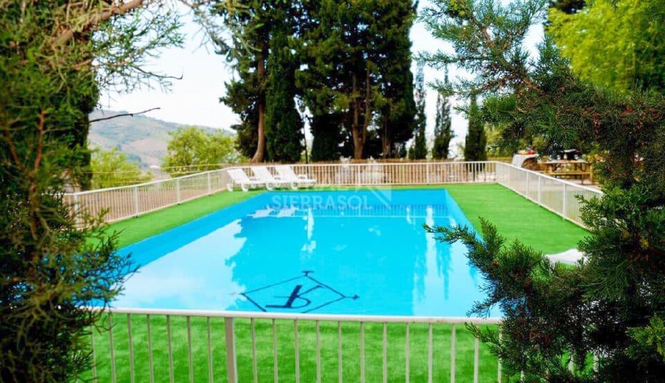 Piscina vallada con hamacas de Casa rural en Alcaucín (Málaga)-3418