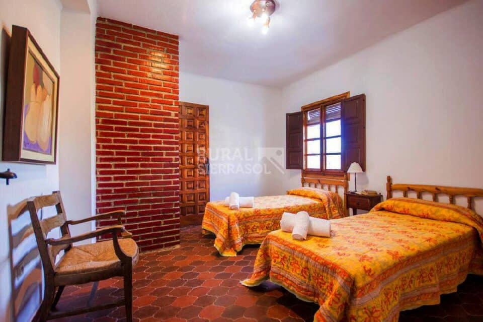 Dormitorio con dos camas individuales de Casa rural en Alcaucín (Málaga)-3418